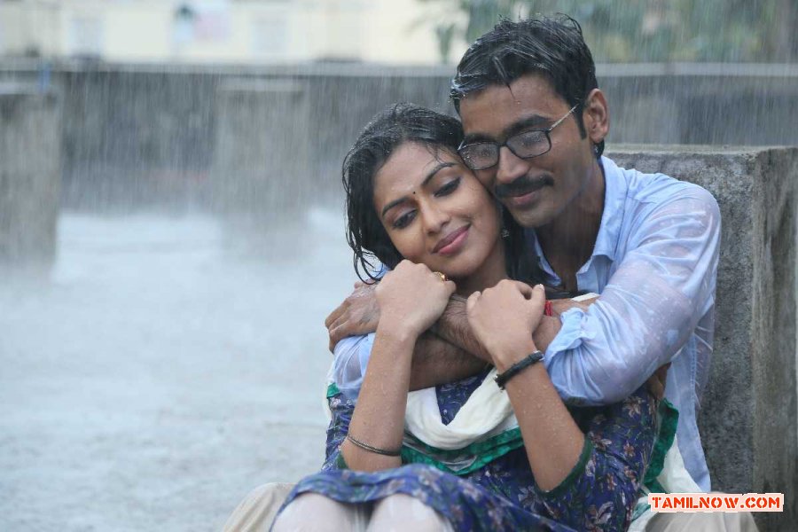 Amala Paul And Dhanush In Velai Illa Pattathari 248