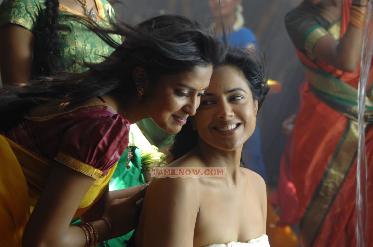 Amala Paul And Sameera Reddy In Vettai 902