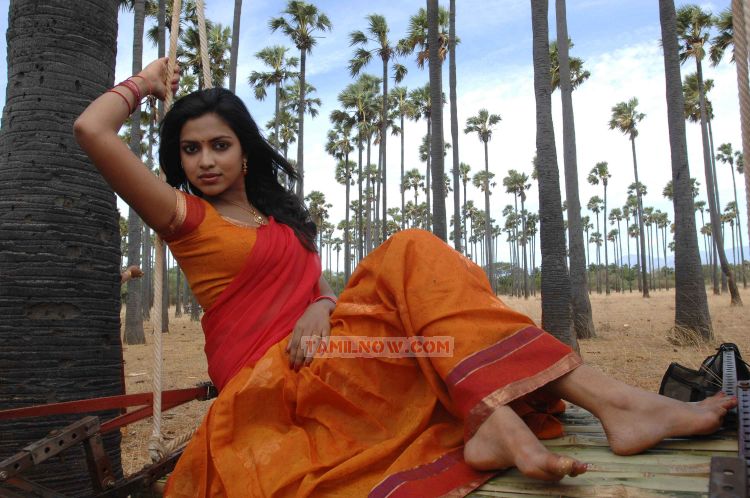 Amala Paul In Vettai 80