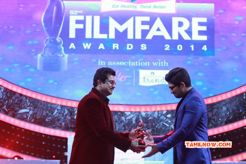 Sarath Kumar Presenting Award To Allu Arjun 764