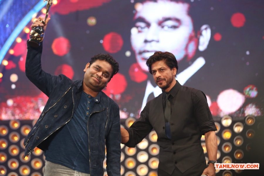 A R Rahman And Shahrukh Khan At Vijay Awards 410