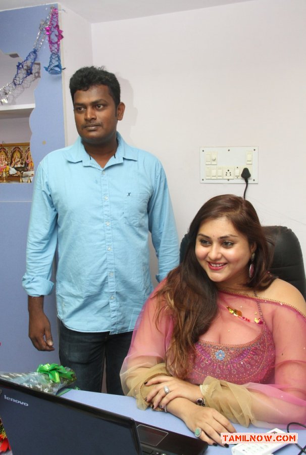 Actress Namitha Inaugurates Ksk Technologies 3809