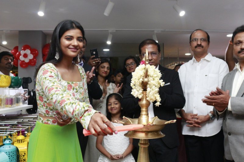 Latest Pics Tamil Event Aishwarya Rajesh Launches Grand New Home Store In Chennai 7297