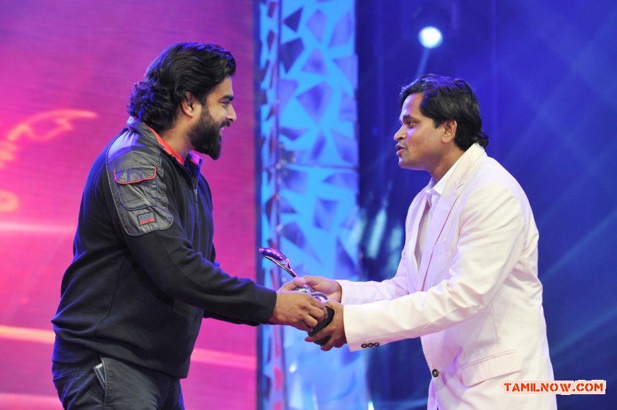 Madhavan Harris Jayaraj At Asiavision Movie Awards 2013 433