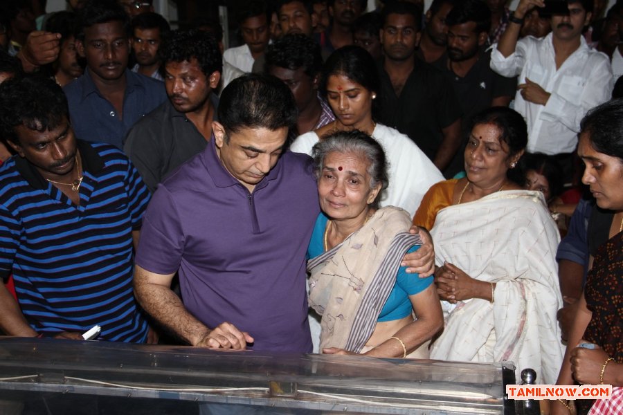 Kamalhaasan Paying Homage To Balu Mahendra 828