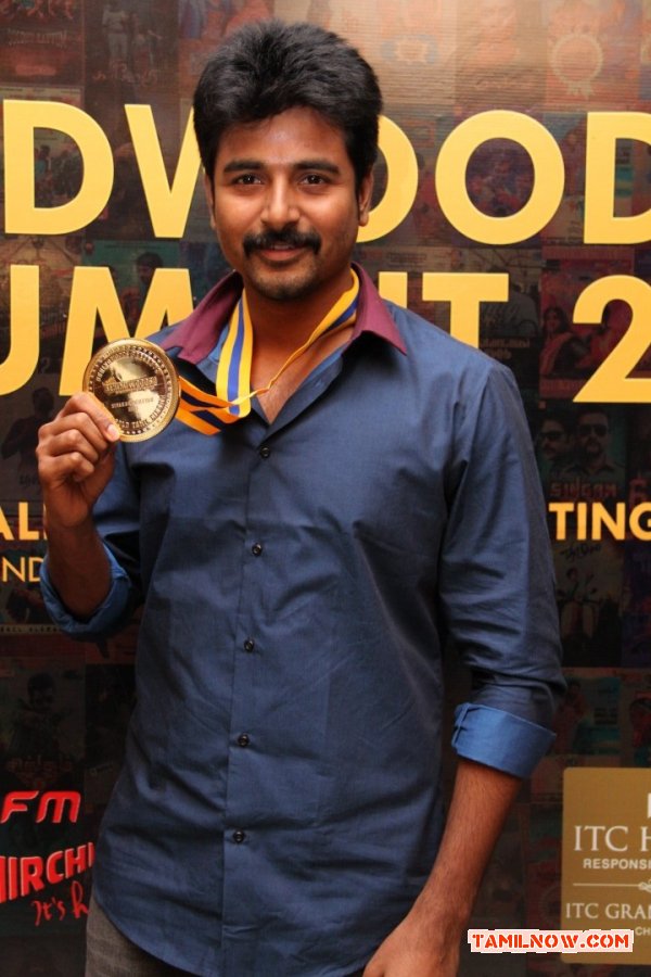 Siva Karthikeyan With Behindwoods Gold Medals 581
