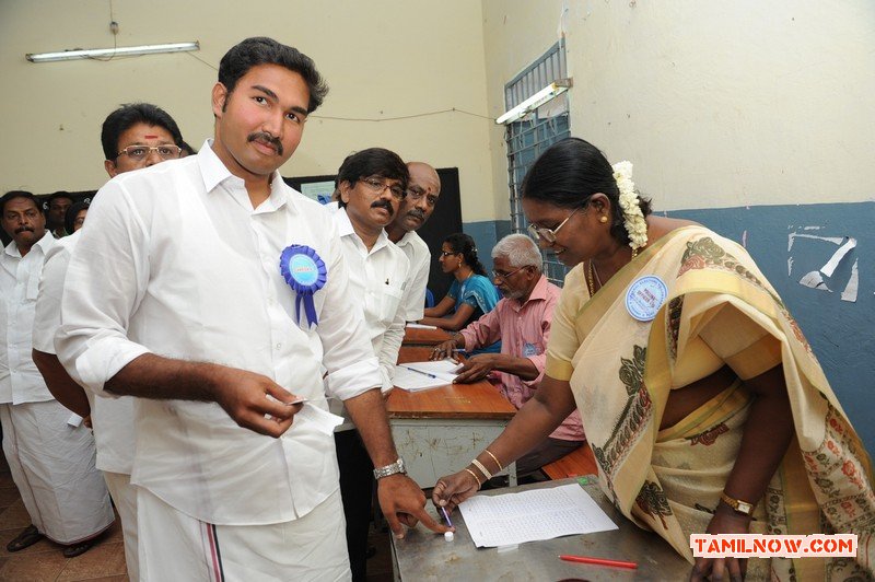 Celebrities Casting Their Votes Photos 8835