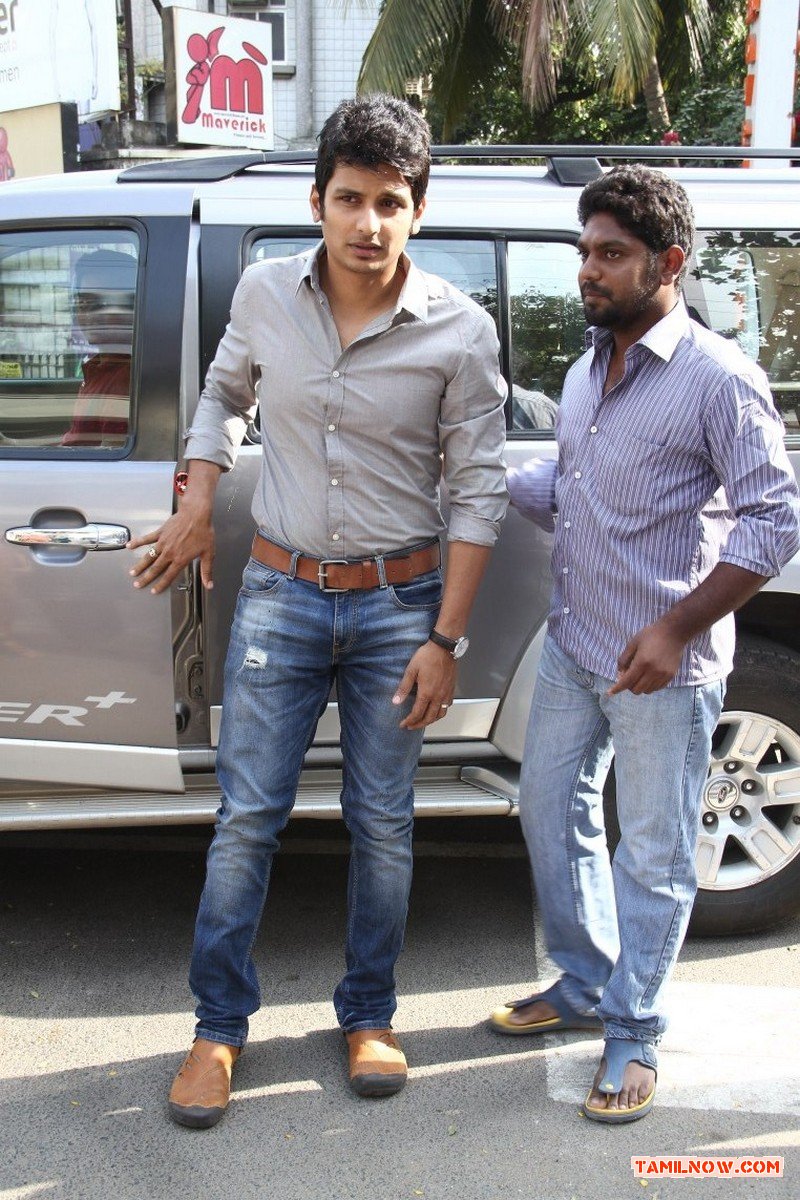 Jiiva At Polling Booth 472