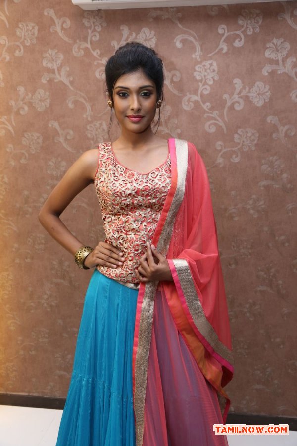 Dhanshika Launches Essensuals At Mylapore 8020