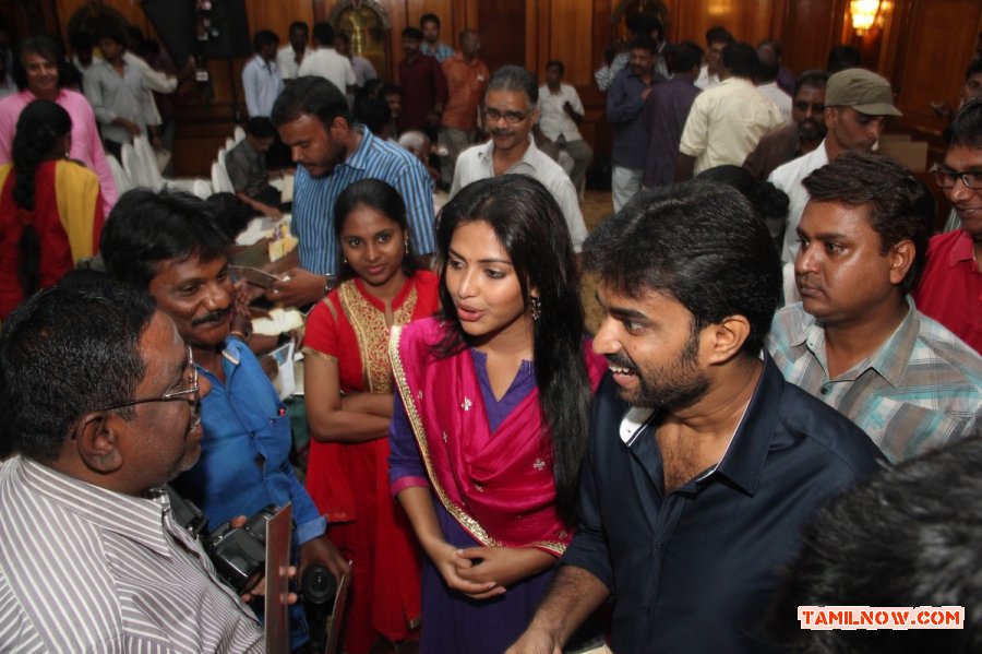 Director Vijay And Actress Amala Paul Press Meet Photos 7029