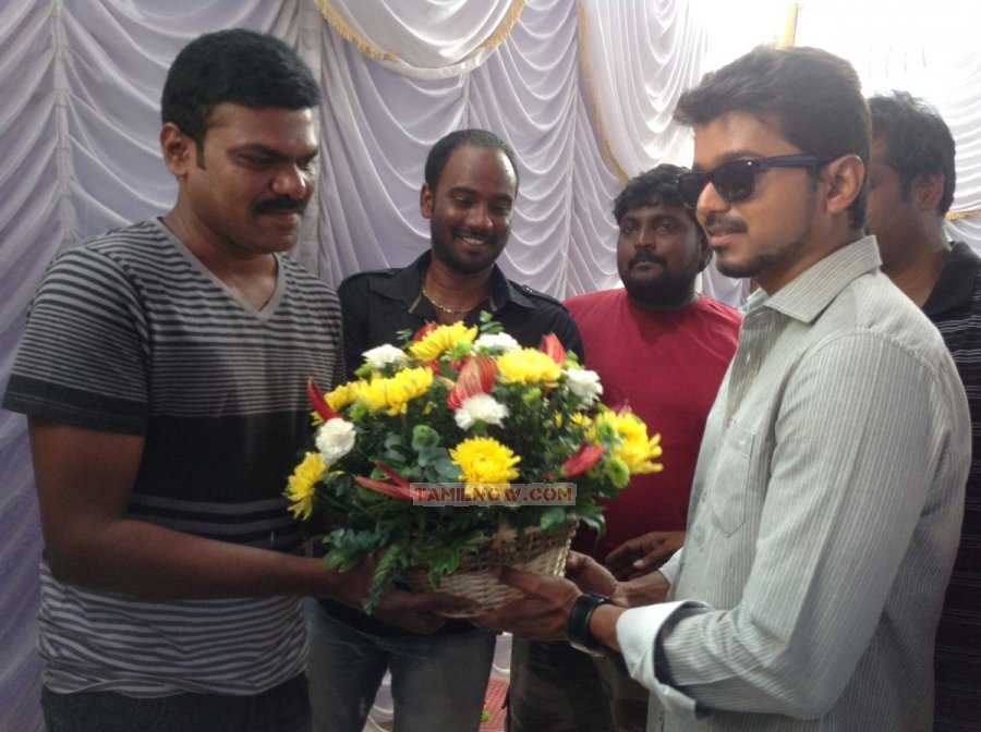 Endrendrum Punnagai Team Wishes Vijay Photos 5120