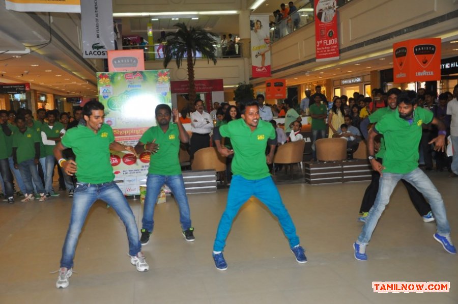 Flash Mob At Express Avenue 7602