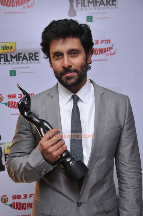 Vikram With Filmfare Award 2012 431