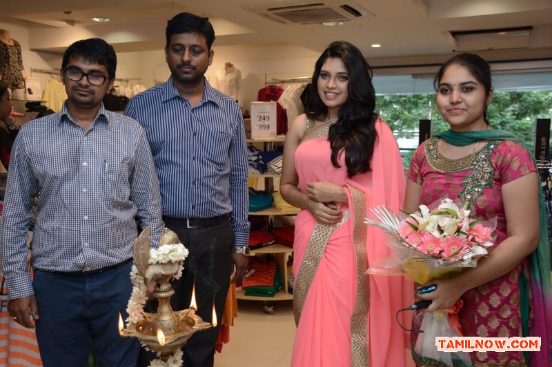 Ishara Inaugurates Max Women Day Out 4963