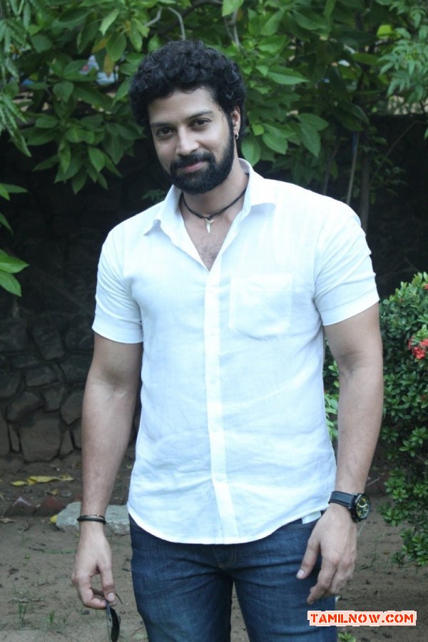 Actor Santhosh At Kathai Thiraikathai Vasanam Iyakkam Press Show 580