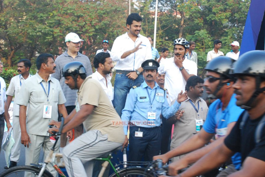 Karthi Flags Off Chennai Cycling 2013 8236