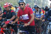 Karthi Flags Off Chennai Cycling 2013 8538