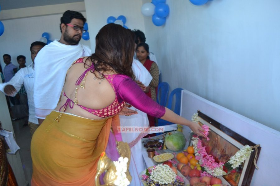 Namitha Launches Womens Fitness Centre Keepit Stills 5751