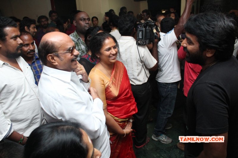 Tamil Movie Event Nerungi Vaa Muthamidathe Premiere Show Nov 2014 Pictures 6904