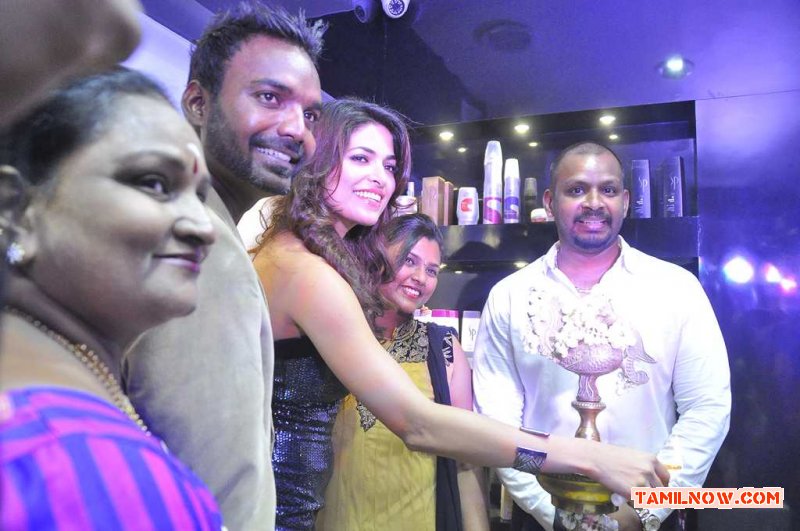Parvathy Omanakuttan Launches Toni And Guy Essensuals 7945