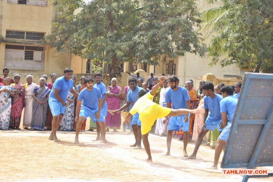 Saaindhaadu Saaindhaadu Working Stills Stills 6421