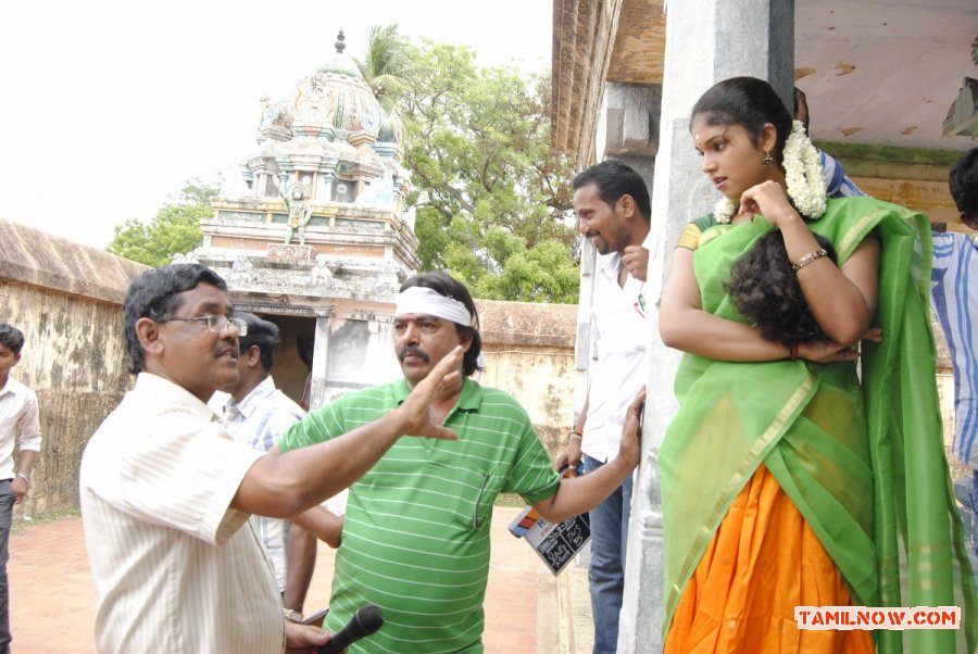 Saaindhaadu Saaindhaadu Working Stills Stills 928