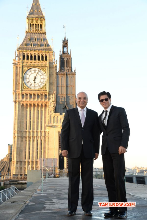 Sharukh Khan Receiving Global Diversity Award Oct 2014 Stills 147
