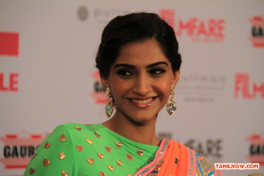 Sonam Kapoor Launches Filmfare Make Over Issue 7208