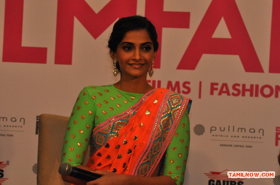 Sonam Kapoor Launches Filmfare Make Over Issue Photos 5084