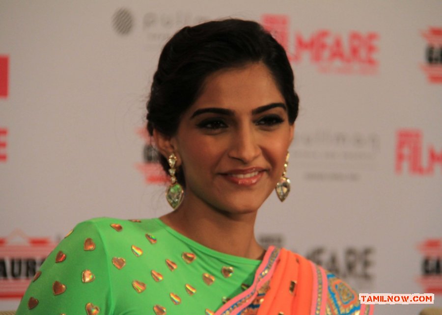 Sonam Kapoor Launches Filmfare Make Over Issue Stills 5929