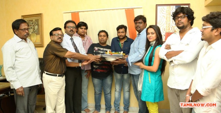 Urumeen Pooja Stills 6976