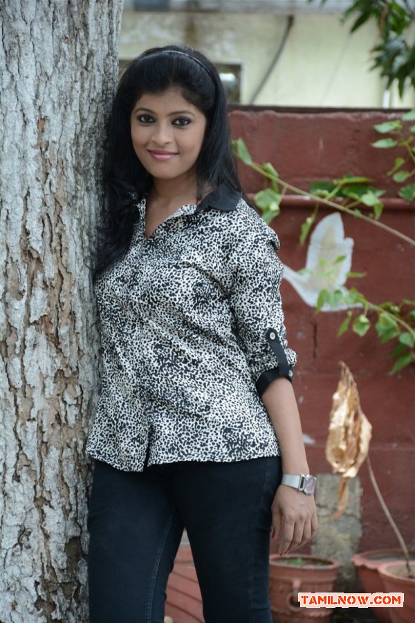 Gowri Nambiar At Valiyudan Oru Kadhal Interview 544