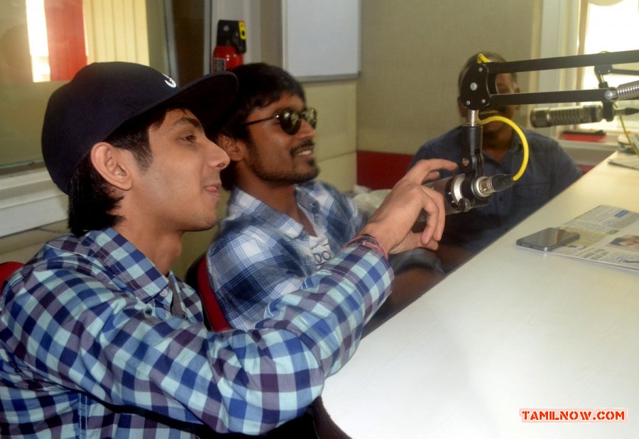 Anirudh And Dhanush At Velaiyilla Pattathari Audio 929