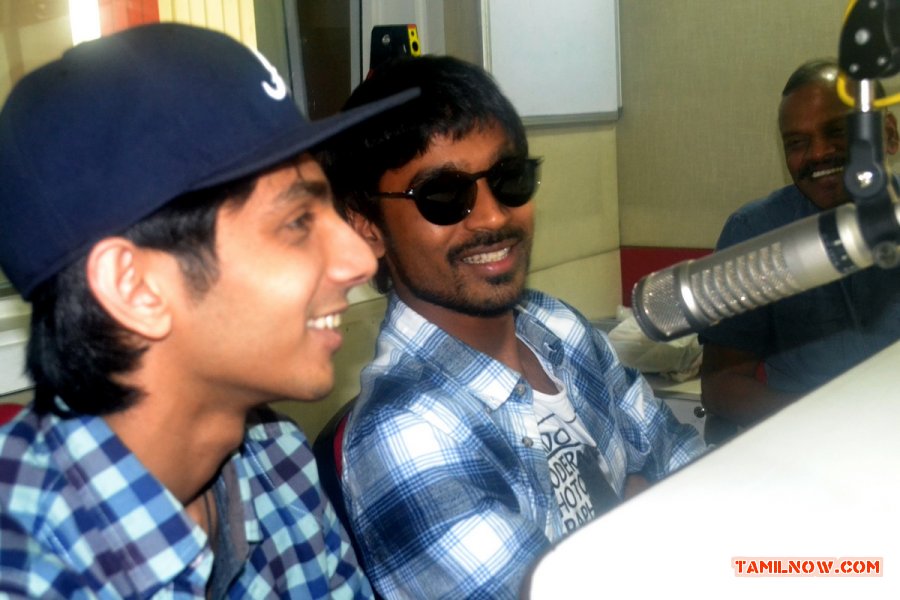 Anirudh And Dhanush At Velaiyilla Pattathari Audio Launch 497
