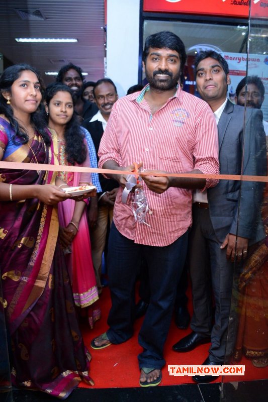 Latest Pics Vijay Sethupathi Inaugurates Chocoholic Chocolate Bar Tamil Event 2181