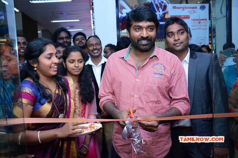 Recent Stills Vijay Sethupathi Inaugurates Chocoholic Chocolate Bar 4000